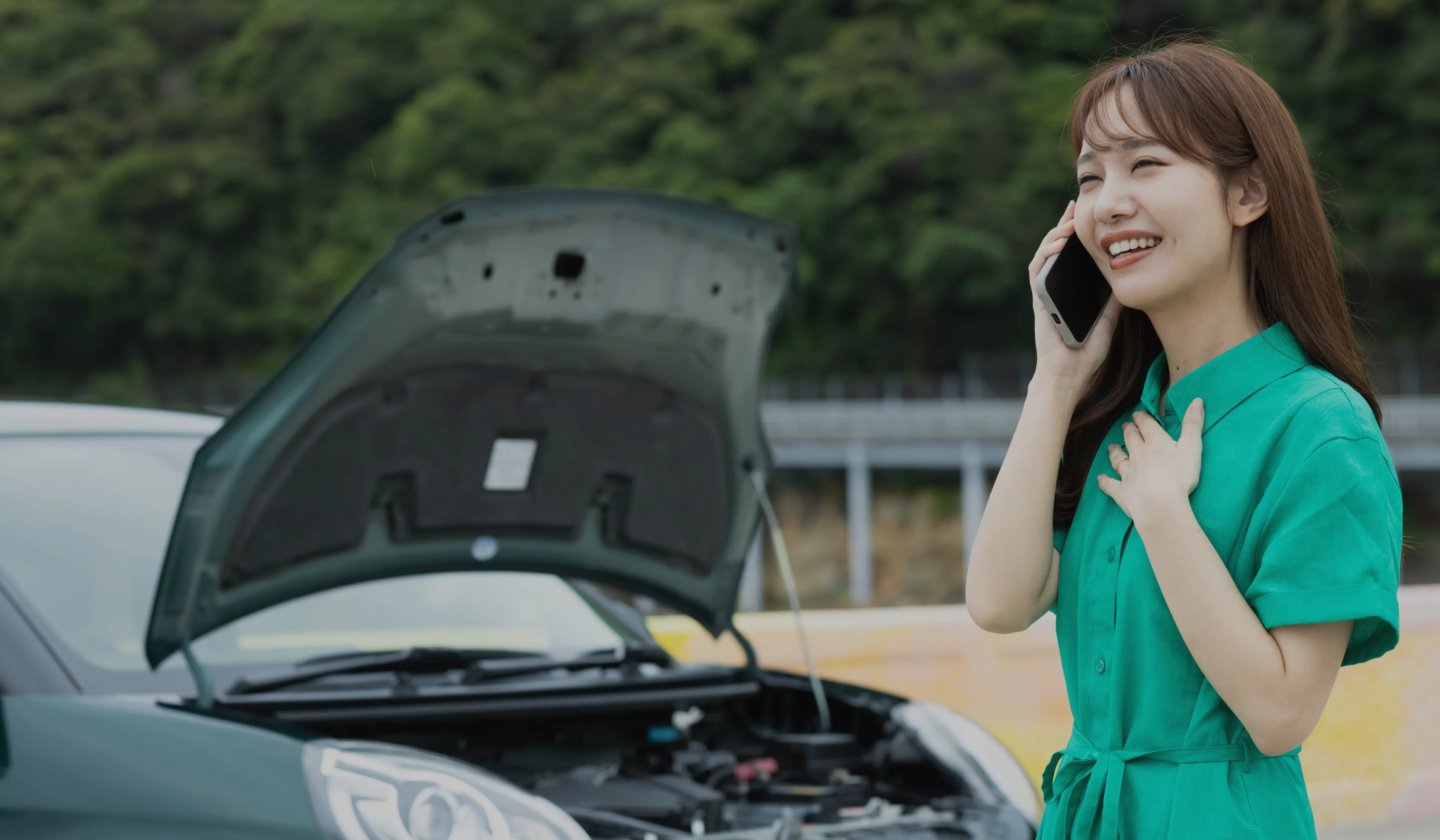 事故を起こした女性がビートエモーションに電話対応をしてもらって安心している様子